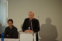 Otvorenie konferencie - Mons. František Tondra, vľavo PaedDr. Štefan Kucík, PhD